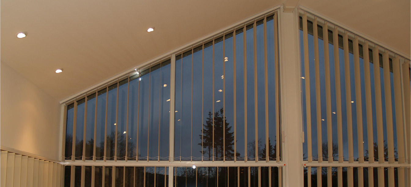 Blendenschutz Vertikal-Lamellen Vorhänge in einem großen Raum