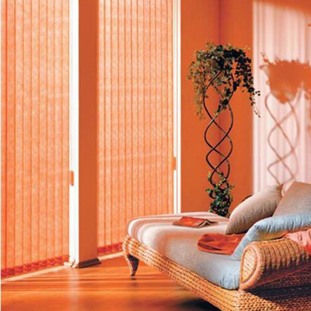 orange rote Vertikal-Lamellenvorhänge als Blendschutz in einem Wohnzimmer