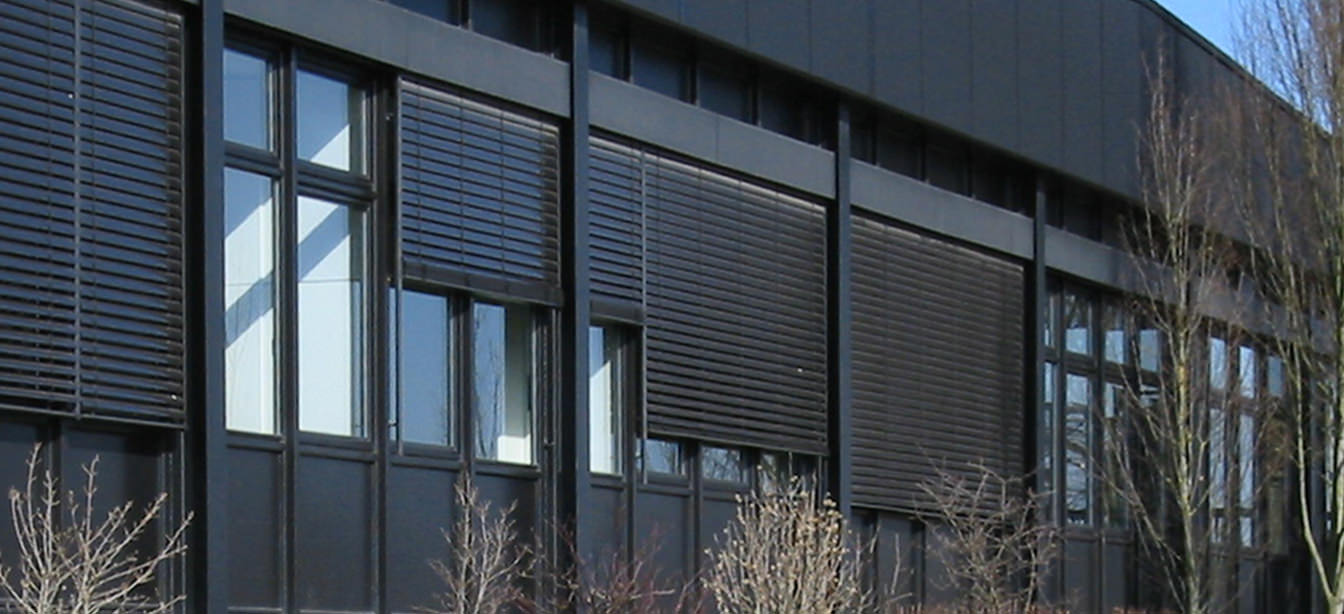 Das Foto zeigt Raffstoren-Jalousien an einer Hausfassade.